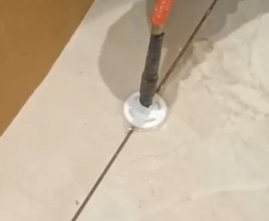 博白瓷砖空鼓维修公司专业解答瓷砖在铺贴过程中，如果没有涂抹均匀到位的粘结材料（如水泥砂浆或瓷砖胶），可能会导致以下问题