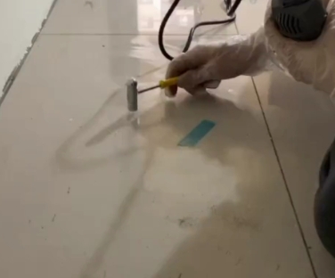 博白瓷砖开裂维修公司专业分享瓷砖在铺贴前如果没有沥干水分，将会导致以下问题
